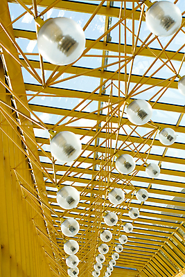 포토 JPG 해외이미지 십자가 비즈니스 건축양식 유리 하늘 사람없음 건물 파란색 빛 고층빌딩 램프 도시 센터 역 연결 큼 통로 단상 철강 해외포토 건축물 건축 컬러 교통시설 재질 조명 빌딩 크기 파일형식 이미지허브