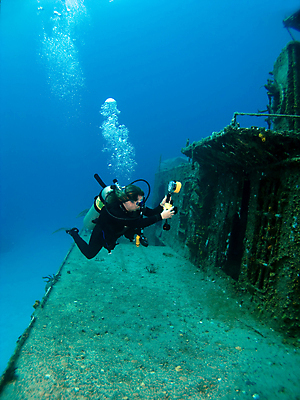 포토 JPG 해외이미지 바다 섬 어류 가면 한명 물 파란색 카메라 수중 산호 갑판 사진사 탱크 지느러미 암초 조난 총포 해외포토 자연요소 1 컬러 배_교통 사람 전자제품 수중동물 자포동물 작가 파일형식 이미지허브