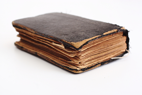 포토 JPG 해외이미지 전통 기독교 종교 종이 텍스트 사람없음 책 단어 독서 교회 믿음 검은색 성경 천주교 덮개 예수 영혼 도서관 가죽 싱글 문학 신성 찢어짐 단아함 사실 옛날 해외포토 문자 교육 감정 컬러 종교용품 종교건축 모션 건물 뚜껑 신_종교 파일형식 이미지허브