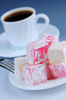 포토 JPG 해외이미지 접시 포크 회색배경 실내 사람없음 쌓기 달콤 커피잔 아메리카노 로쿰 해외포토 식기 커피 백그라운드 모션 디저트 잔 내부 회색 맛 터키음식 파일형식 이미지허브