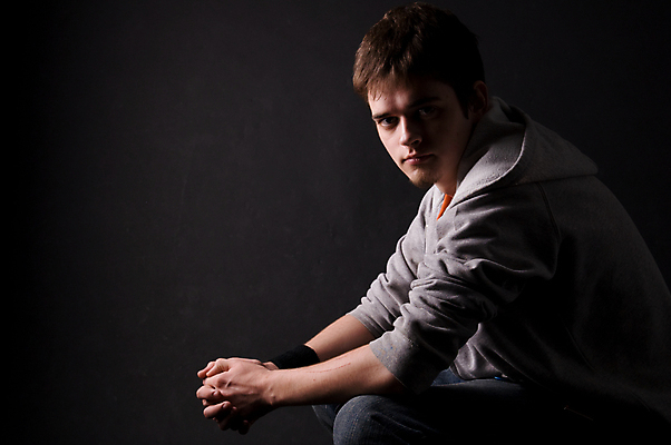 포토 JPG 해외이미지 백인 모델 1 학생 라이프스타일 응시 옷 남자 얼굴 포즈 한명 사람 20대 성인 10대 청춘 유행 검은색 회색 사춘기 스타일 해외포토 서양인 시선 컬러 컨셉 청소년 청년 생활 신체부위 파일형식 이미지허브