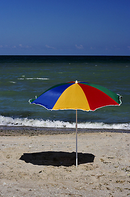 포토 JPG 해외이미지 모래 바다 섬 여행 우산 가족 하늘 휴가 휴식 따뜻함 그림자 사람없음 물 여름 파란색 태양 수영 목욕 뜨거움 그늘 양산 고립 해외포토 자연요소 계절 컬러 컨셉 관계 청결 수상스포츠 파일형식 이미지허브