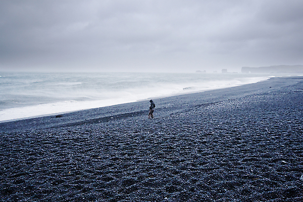 포토 JPG 해외이미지 구름 응시 유럽 모래 바다 여행 자연 하늘 바람 산 거리 아이슬란드 사람 사람없음 여름 검은색 어둠 회색 슬픔 거친 무서움 호기심 싱글 시력 폭풍 고립 특별함 혼자 흥미 해외포토 자연요소 시선 계절 감정 나라 컬러 컨셉 날씨 생태계 파일형식 이미지허브