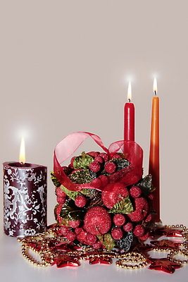 포토 JPG 해외이미지 계절 별 리본 백그라운드 크리스마스장식 크리스마스 겨울 비즈니스 공 휴가 매달리기 선물 사람없음 장식 빨간색 초록색 파란색 빛 산타클로스 검은색 장식볼 흰색 축하 흰배경 고립 해외포토 자연요소 기념일 컬러 컨셉 모션 파일형식 이미지허브