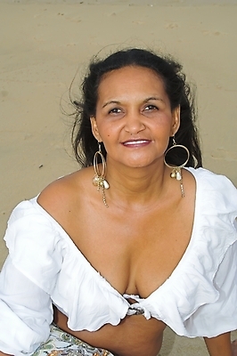 포토 JPG 해외이미지 모델 드레스 옷 여자 포즈 신체 장신구 팔찌 자연 하늘 엄마 휴식 한명 사람 뷰티 갈색 유행 검은색 흰색 화려 가슴 유혹 보석 인도인 피부 해외포토 외국인 1 컬러 컨셉 가족 동양인 신체부위 광석 생태계 파일형식 이미지허브