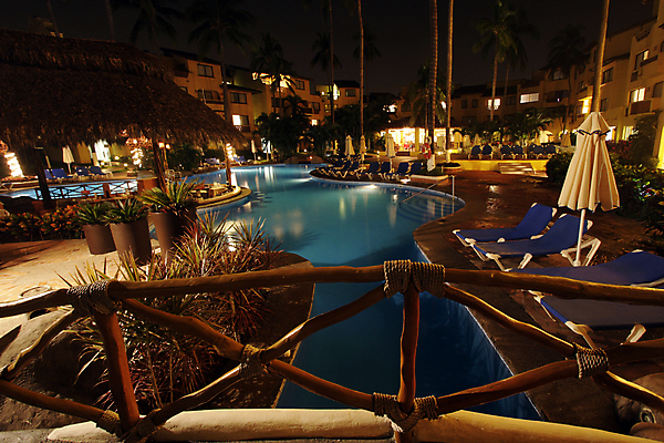 포토 JPG 해외이미지 여행 건축양식 호텔 휴가 휴식 건강 잔디 사람없음 야외 물 여름 파란색 평화 정원 수영 스파 어둠 희망 침묵 꿈 낭만 고급 야간 저녁 시원함 대나무 즐거움 클럽 휴양지 조경 문학 부드러움 유흥 해외포토 자연요소 나무 식물 계절 건축 감정 컬러 컨셉 숙소 소리 장소 수상스포츠 감각 파일형식 이미지허브