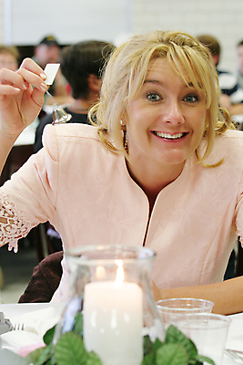 포토 JPG 해외이미지 백인 드레스 여자 행복 음식 분홍색 결혼 장난 탁자 결혼식 한명 미소 사람 앉기 정장 금발 파티 식사 저녁식사 종 축하 치아 은색 먹기 바보 타종 해외포토 서양인 1 헤어스타일 옷 감정 컬러 가구 컨셉 모션 표정 이벤트 소화기관 파일형식 이미지허브