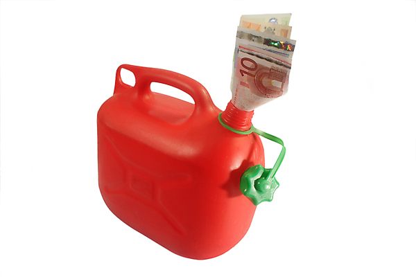 포토 JPG 해외이미지 지폐 실내 사람없음 흰배경 꽂음 주유기 기름값 기름통 석유통 해외포토 백그라운드 돈 통 내부 기계 흰색 가격 주유 파일형식 이미지허브