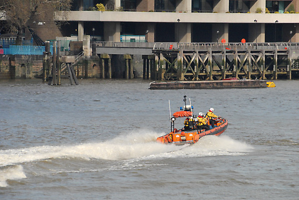 포토 JPG 해외이미지 사람없음 물 강 봄 보트 런던 템스강 해외포토 자연요소 계절 배_교통 영국 잉글랜드 파일형식 이미지허브
