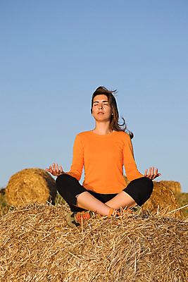 포토 JPG 해외이미지 모델 여자 선 포즈 신체 요가 자연 하늘 휴가 휴식 건강 한명 사람 야외 햇빛 태양 뷰티 유행 스파 활발 기쁨 영혼 우아함 연습 명상 해외포토 자연요소 1 웰빙 감정 컨셉 생태계 파일형식 이미지허브