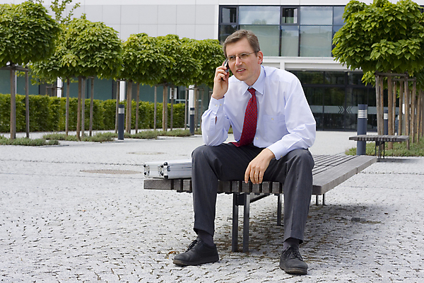 포토 JPG 해외이미지 벤치 비즈니스 넥타이 대화 한명 미소 앉기 정장 손짓 야외 건물 스마트폰 사무실 비즈니스맨 전화기 해외포토 1 건축물 잡화 옷 남자 의자 모션 표정 말하기 사람 핸드폰 스마트기기 직장인 파일형식 이미지허브