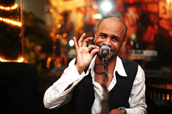 포토 JPG 해외이미지 라이프스타일 디자인 남자 별 음악 셔츠 노래 관리 한명 사람 파티 검은색 콘서트 음악가 가수 흰색 부채 피아노 구부린 폭발 마이크 디스코 예술가 발리 쇼 노래방 고립 비명 팝 카피스페이스 해외포토 자연요소 직업 1 컬러 섬 음향기기 상의 모션 문화예술 이벤트 생활 공백 공연 춤 건반악기 인도네시아 파일형식 이미지허브