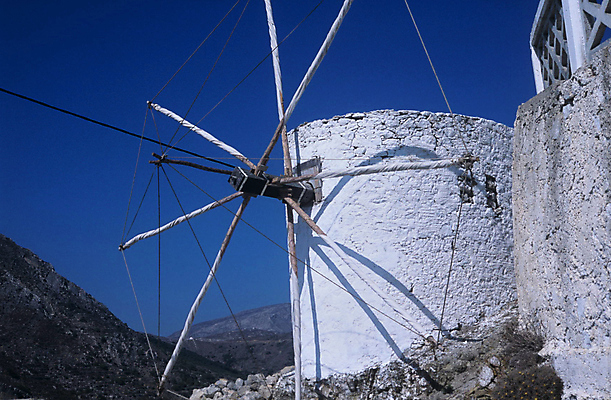 포토 JPG 해외이미지 전통 섬 건축양식 하늘 바람 산 사람없음 건물 여름 파란색 햇빛 마을 바위 흰색 그리스 방앗간 밭일 옛날 해외포토 자연요소 건축물 계절 건축 유럽 컬러 날씨 태양 돌_바위 파일형식 이미지허브