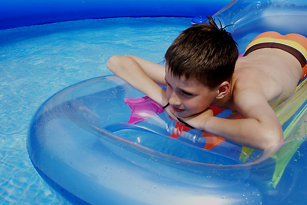 포토 JPG 해외이미지 얼굴 휴식 따뜻함 한명 소년 물 파란색 수영 추위 뜨거움 해외포토 자연요소 1 남자 어린이 컬러 컨셉 사람 신체부위 수상스포츠 파일형식 이미지허브