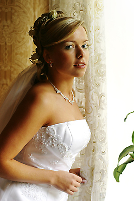 포토 JPG 해외이미지 행복 결혼 사랑 한명 뷰티 잡기 가운 순수 준비 결백 해외포토 1 옷 감정 컨셉 모션 사람 이벤트 파일형식 이미지허브