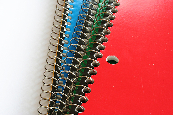 포토 JPG 해외이미지 교육 종이 학교 문구용품 사람없음 책 빨간색 초록색 파란색 컬러풀 쌓기 금속 쪽지 공책 덮개 흰색 겹침 감싸기 고립 해외포토 컬러 모션 재질 뚜껑 오브젝트 파일형식 이미지허브