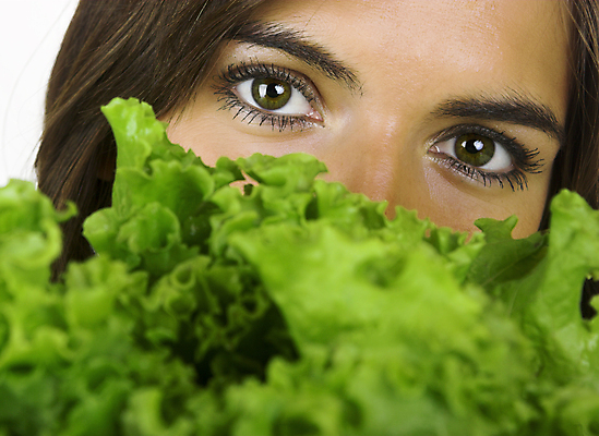 포토 JPG 해외이미지 백인 라이프스타일 여자 행복 얼굴 음식 포즈 다이어트 과일 실내 건강 한명 사람 초록색 컬러풀 뷰티 주방 표현 신선 맛 상추 먹기 시작 칼로리 내추럴 채식주의자 해외포토 서양인 1 감정 컬러 컨셉 채소 모션 내부 생활 신체부위 채식 파일형식 이미지허브