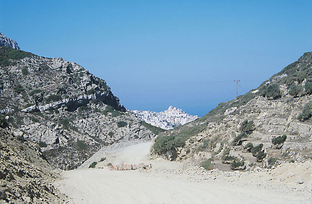 포토 JPG 해외이미지 도로 섬 밭 하늘 산 사람없음 파란색 모래사장 마을 흰색 그리스 숨기 해외포토 유럽 길 바다 컬러 농업 교통시설 모션 파일형식 이미지허브