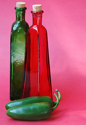 포토 JPG 해외이미지 유리 고추 요리 사람없음 장식 빨간색 세로 초록색 주방 뜨거움 플러그 전기에너지 향수 매움 코르크 수납 목 후추 봉인 취급주의 특별함 해외포토 컬러 컨셉 채소 재질 경고 신체부위 화장품 에너지 맛 향신료 파일형식 이미지허브