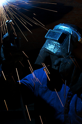 포토 JPG 해외이미지 남자 실내 한명 상반신 성인 앞모습 옆모습 빛 잡기 업무 불똥 용접 용접공 용접기 용접마스크 철강 성인남자한명만 해외포토 직업 1 뷰포인트 모션 마스크 사람 내부 작업 남자한명만 성인남자만 파일형식 이미지허브