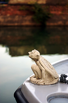 포토 JPG 해외이미지 사람없음 장식 물 강 침묵 보트 저녁 해외포토 자연요소 배_교통 소리 야간 파일형식 이미지허브