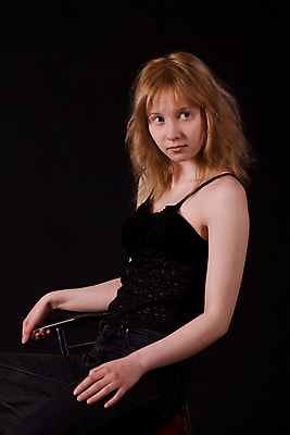 포토 JPG 해외이미지 1 손 응시 여자 한명 사람 앉기 성인 빨간색 금발 뷰티 검은색 슬픔 흰색 마음 정상 피부 문제 팔 고립 해외포토 헤어스타일 시선 감정 컬러 모션 신체부위 파일형식 이미지허브