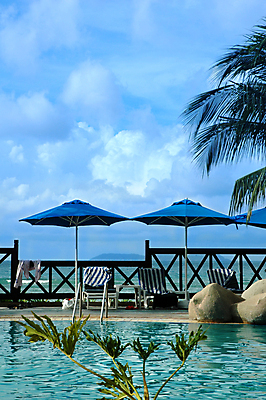 포토 JPG 해외이미지 나무 구름 라이프스타일 의자 우산 휴가 휴식 수영장 건강 손바닥 사람없음 야외 물 여름 파란색 수건 뷰티 평화 침묵 전원 휴게실 선탠 오두막 그늘 갑판 휴양지 파라다이스 안락 해외포토 자연요소 식물 손 계절 컬러 가구 컨셉 배_교통 생활 위생용품 소리 장소 전기에너지 파일형식 이미지허브