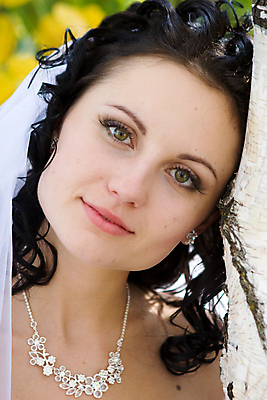 포토 JPG 해외이미지 백인 1 응시 드레스 여자 행복 얼굴 벽 꽃다발 결혼 결혼식 사랑 한명 미소 사람 파란색 금발 뷰티 장미 반사 거울 흰색 축하 가운 기다림 부드러움 자작나무 베일 해외포토 서양인 나무 헤어스타일 시선 옷 꽃 감정 컬러 컨셉 모션 표정 이벤트 신체부위 감각 파일형식 이미지허브