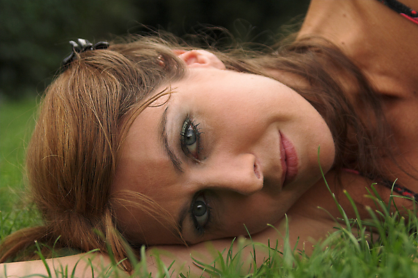 포토 JPG 해외이미지 드레스 공원 여자 얼굴 백그라운드 잎 한명 성인 야외 초록색 여름 금발 햇빛 뷰티 머리 쌓기 마주보기 소프트포커스 사인 만족 시력 위치 해외포토 식물 1 헤어스타일 옷 계절 공공시설 감정 컬러 모션 촬영기법 사람 신체부위 태양 파일형식 이미지허브