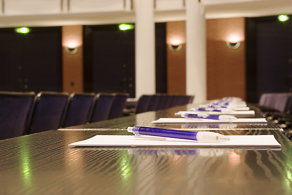 포토 JPG 해외이미지 직업 가구 의자 회사 비즈니스 탁자 회의 실내 사람없음 내부 목재 금융 인테리어 사무실 펜 방 만남 업무 발표 작업실 강의 종업원 책상 회의실 사인 상업 패드 객석 경영 세미나 해외포토 나무 디자인 생활용품 컨셉 재료 경제 필기구 작업 파일형식 이미지허브