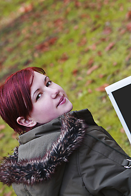 포토 JPG 해외이미지 학생 라이프스타일 계절 공원 여자 겨울 한명 야외 초록색 노트북 컴퓨터 청춘 뷰티 머리 스크린 모니터 공책 가을 빨간머리 해외포토 1 헤어스타일 공공시설 컬러 컨셉 문구용품 사람 생활 신체부위 전자제품 파일형식 이미지허브