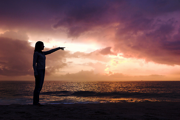 포토 JPG 해외이미지 전신 여자 실루엣 파도 여행 하늘 한명 성인 해변 야외 옆모습 일몰 가리킴 성인여자한명만 수평선 해외포토 1 바다 뷰포인트 촬영기법 사람 손짓 노을 여자한명만 성인여자만 파일형식 이미지허브