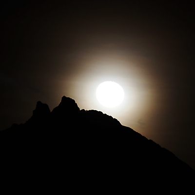 포토 JPG 해외이미지 구름 실루엣 하늘 표면 산 그림자 사람없음 빛 갈색 평화 우주 검은색 어둠 화목 침묵 고요 망원경 달 흰색 전원 원형 야간 초승달 달빛 가득함 상승 천문학 궤도 천국 구역 해외포토 자연요소 도형 교육 컬러 컨셉 촬영기법 소리 전기에너지 파일형식 이미지허브