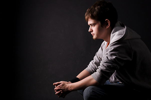 포토 JPG 해외이미지 백인 모델 1 학생 라이프스타일 응시 옷 남자 얼굴 포즈 한명 사람 20대 성인 10대 청춘 유행 검은색 회색 사춘기 스타일 해외포토 서양인 시선 컬러 컨셉 청소년 청년 생활 신체부위 파일형식 이미지허브