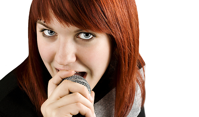 포토 JPG 해외이미지 백인 응시 행복 음악 노래 한명 10대 가로 뷰티 흰색 마이크 빨간머리 노래방 피어싱 해외포토 서양인 1 헤어스타일 시선 감정 컬러 음향기기 장신구 청소년 문화예술 사람 파일형식 이미지허브