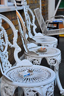 포토 JPG 해외이미지 의자 풍경 사람없음 정원 흰색 저녁 해외포토 컬러 가구 야간 파일형식 이미지허브