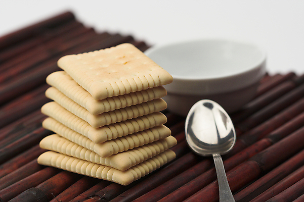 포토 JPG 해외이미지 실내 사람없음 아웃포커스 쌓기 크래커 숟가락 나무발 해외포토 모션 촬영기법 수저 내부 쿠키 파일형식 이미지허브