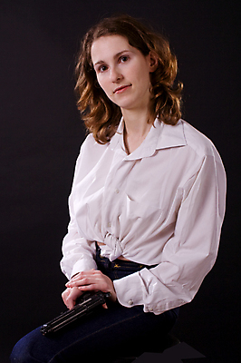 포토 JPG 해외이미지 1 손 드레스 여자 무기 셔츠 한명 사람 앉기 성인 빨간색 뷰티 갈색 검은색 권총 총 슬픔 흰색 청바지 목표 피부 매듭 고립 해외포토 옷 감정 컬러 컨셉 상의 바지 모션 신체부위 파일형식 이미지허브