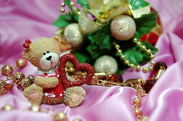 포토 JPG 해외이미지 전통 계절 행복 리본 크리스마스 겨울 곰 휴가 조명 새로움 주택 선물 사람없음 장식 빨간색 초록색 빛 장난감 추위 흰색 하트 축하 인사 화려 황금 저녁 12월 연도 상록수 노려봄 고립 해외포토 모양 동물 기념일 감정 컬러 컨셉 포유류 표정 건물 예절 날짜 야간 파일형식 이미지허브