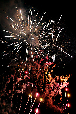 포토 JPG 해외이미지 행복 백그라운드 하늘 불 휴가 새로움 기념 폭죽 불꽃놀이 이벤트 사람없음 빨간색 빛 파티 검은색 축제 어둠 놀람 자유 축하 4 야간 폭발 폭발물 연도 파열 7월 독립 효과 해외포토 자연요소 감정 무기 컬러 컨셉 놀이 표정 숫자 날짜 파일형식 이미지허브