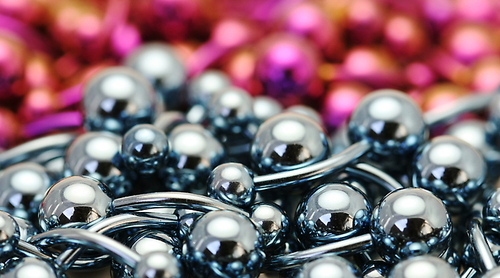 포토 JPG 해외이미지 곡선 공 사람없음 파란색 빛 반사 금속 보라색 흰색 제조 보석 티타늄 피어싱 카피스페이스 해외포토 선 컬러 장신구 재질 공백 원소 광석 파일형식 이미지허브