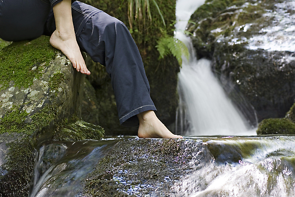 포토 JPG 해외이미지 여행 맨발 발 자연 휴식 산 한명 야외 초록색 물 강 여행객 환경 봄 트래킹 폭포 하이킹 흐름 신선 개울 황무지 떨어짐 숲 시원함 순수 상쾌 내추럴 산악가 양발 하이커 스플래쉬 해외포토 자연요소 1 계절 감정 컬러 컨셉 레저 사람 신체부위 생태계 파일형식 이미지허브