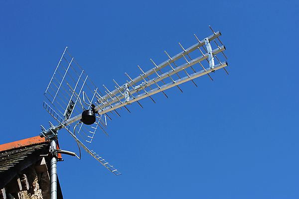 포토 JPG 해외이미지 유럽 통신 하늘 지붕 안테나 사람없음 야외 파란색 금속 디지털 텔레비전 무선전화기 전화기 수화기 라디오 신호 방송 전염 아날로그 획득 전송 소통 설치 송신기 접수 해외포토 나라 컬러 컨셉 재질 전자제품 질병 감염 파일형식 이미지허브