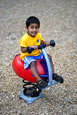 포토 JPG 해외이미지 공원 행복 얼굴 어린이 놀이 한명 미소 웃음 소년 야외 빨간색 여름 파란색 봄 재킷 활발 기쁨 도시 놀이터 인도인 그네 지역 타운 이웃 해외포토 외국인 1 계절 공공시설 남자 감정 컬러 컨셉 표정 사람 동양인 신체부위 외투 파일형식 이미지허브