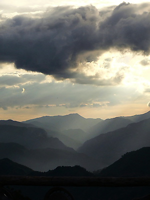 포토 JPG 해외이미지 나무 구름 여행 자연 하늘 산 풍경 사람없음 야외 파란색 태양 일몰 추위 숲 언덕 해외포토 자연요소 식물 컬러 노을 생태계 파일형식 이미지허브