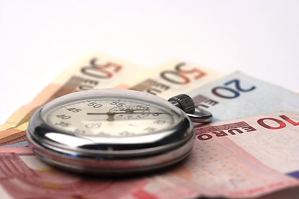 포토 JPG 해외이미지 종이 시계 컨셉 돈 비즈니스 성공 미래 선물 사람없음 금융 유로 기구 시간 업무 절약 재산 방향 심볼 사인 투자 결제 과거 통과 계산서 자금 해외포토 경제 작업 파일형식 이미지허브