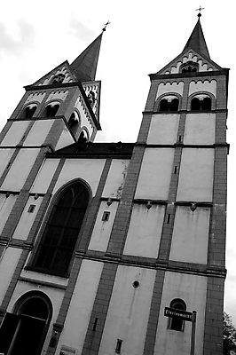 포토 JPG 해외이미지 건축양식 창문 유리 하늘 부동산 벽돌 아파트 돌담 흑백 사람없음 건물 세로 사무실 탑 글로벌비즈니스 고층빌딩 도시 작업장 고급 도심 큼 스위스 아치 정사각형 시멘트 직사각형 스카이라인 대여 대칭 해외포토 도형 건축물 건축 유럽 산업 컨셉 비즈니스 재질 주택 촬영기법 빌딩 담장 글로벌 돌_바위 재산 크기 파일형식 이미지허브