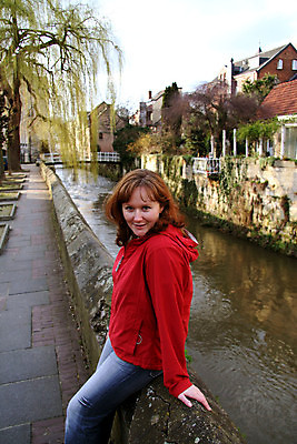 포토 JPG 해외이미지 나무 장난 주택 한명 미소 앉기 야외 빨간색 물 재킷 바위 청바지 운하 해외포토 자연요소 식물 1 컬러 바지 모션 표정 사람 건물 외투 돌_바위 파일형식 이미지허브