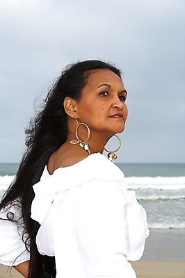 포토 JPG 해외이미지 모델 드레스 옷 여자 파도 바다 포즈 신체 장신구 자연 하늘 휴식 한명 사람 뷰티 갈색 유행 검은색 흰색 화려 유혹 보석 피부 해외포토 1 컬러 컨셉 신체부위 광석 생태계 파일형식 이미지허브