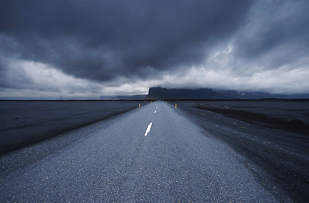 포토 JPG 해외이미지 구름 유럽 도로 여행 컨셉 자연 하늘 산 거리 아이슬란드 사람없음 여름 검은색 어둠 회색 거친 무서움 아스팔트 방향 호기심 시력 폭풍 봉 고립 무한 직진 특별함 흥미 해외포토 자연요소 계절 감정 나라 길 컬러 교통시설 날씨 생태계 파일형식 이미지허브